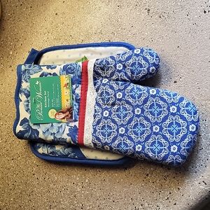 NWT The Pioneer Woman Oven Mitt and Pot Holder Set
